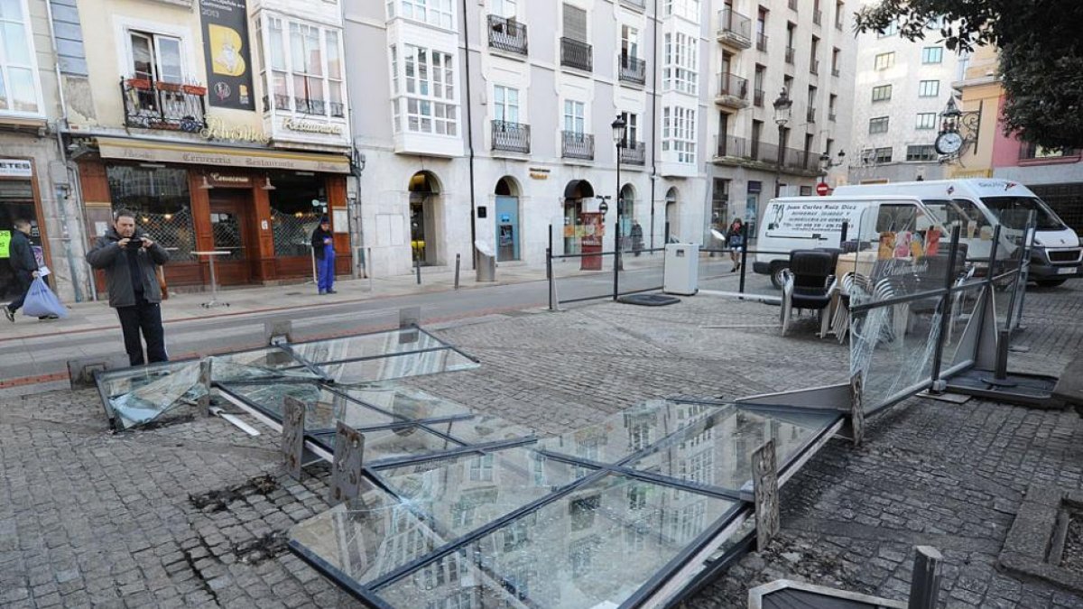 La terraza de un establecimiento amaneció en este estado después de una noche con fuertes vientos.-ISRAEL L. MURILLO