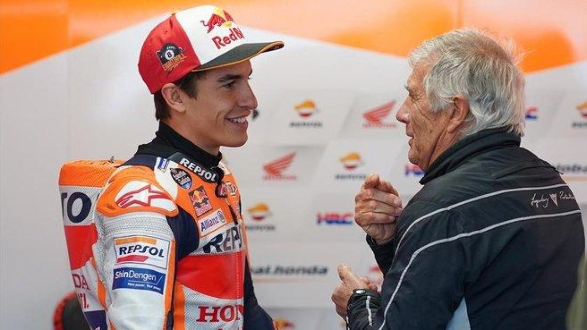 El italiano Giacomo Agostini, récord de títulos (15), ha visitado hoy, en Phillip Island, al octocampeón Marc Márquez.-ALEJANDRO CERESUELA