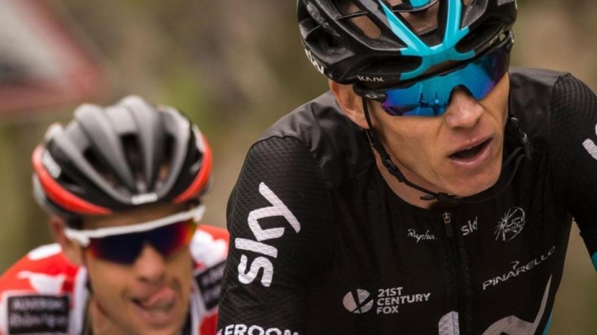Froome, delante de Porte, en el tramo final de la etapa de este viernes.-AFP / LIONEL BONAVENTURE