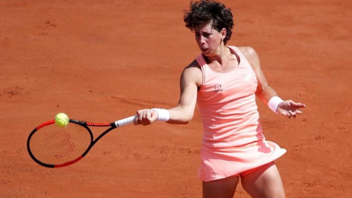 Carla Suárez, en acción ayer en Roland Garros.-CHRISTIAN HARTMANN