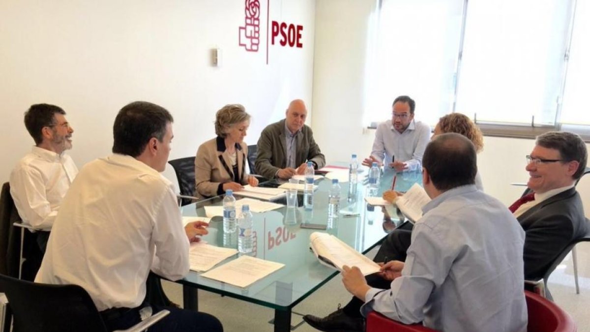 Pedro Sánchez y el equipo negociador del PSOE, reunidos para estudiar la propuesta de Compromís.-PSOE