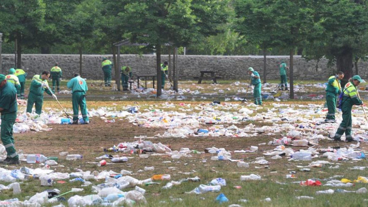 Los operarios de limpieza de Semat limpiando el parque de El Parral ayer a primera hora de la mañana.-ISRAEL L. MURILLO