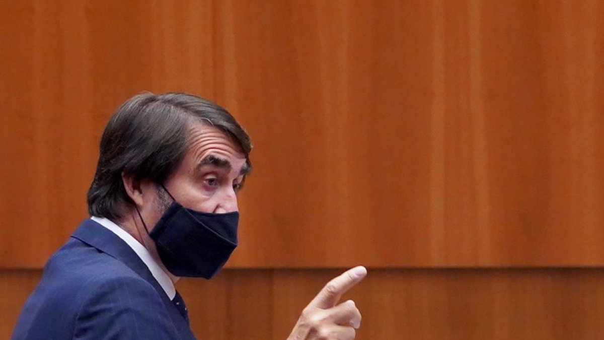 El consejero de Fomento y Medio Ambiente, Juan Carlos Suárez-Quiñones, en el Pleno de las Cortes. ICAL