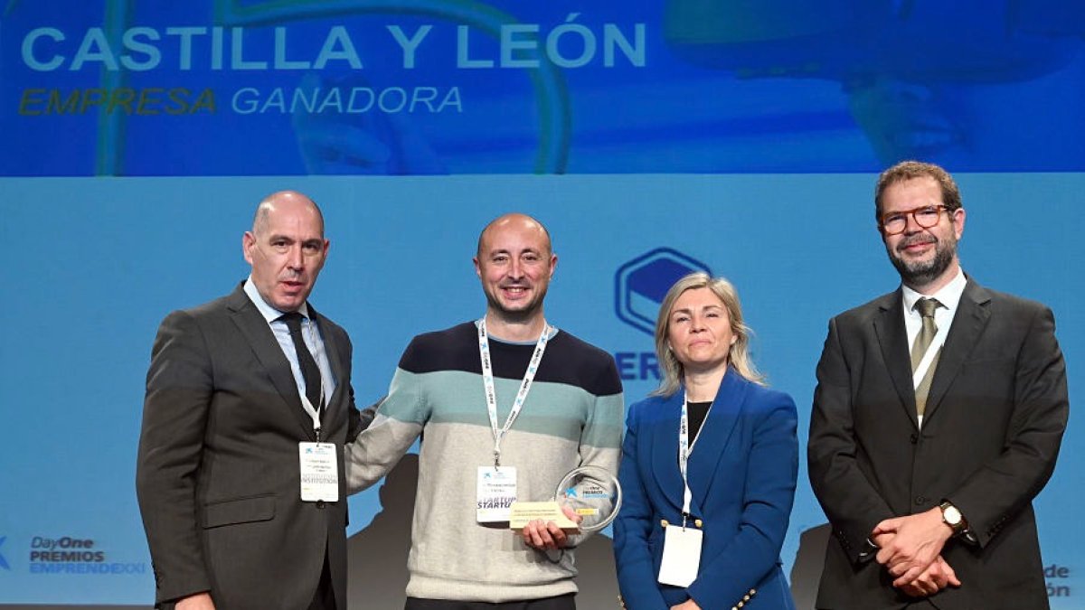 El viceconsejero de Economía y Competitividad, Carlos Martín Tobalina (izquierda), en los Premios Emprende XXI de CaixaBank. TOMÁS ALONSO