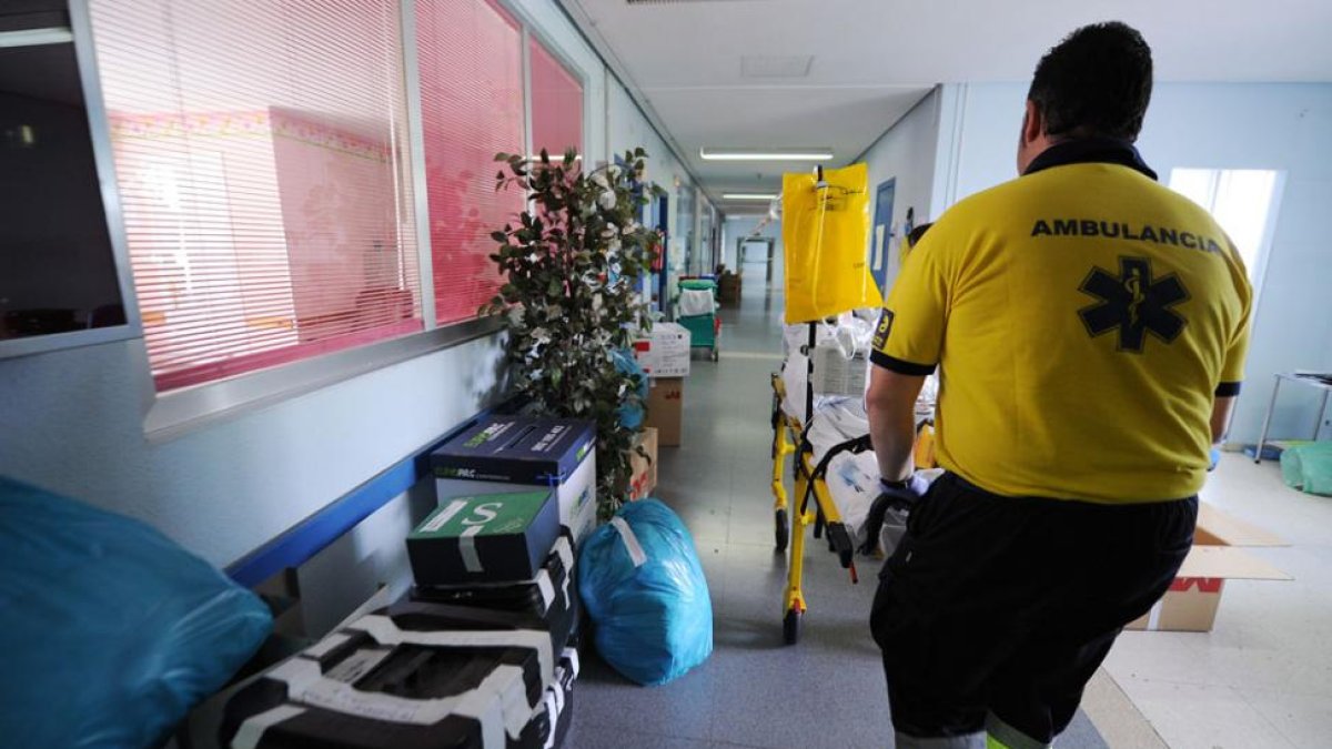 Traslado del último paciente del hospital Yagüe al Universitario en junio de 2012.-ISRAEL L. MURILLO