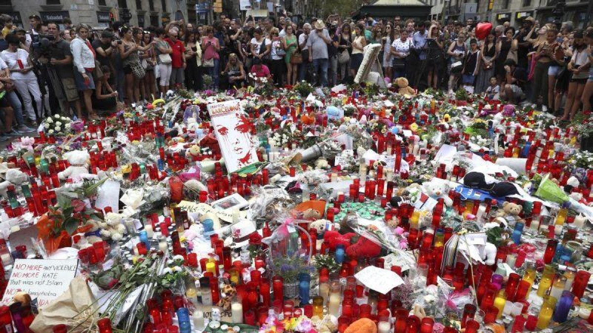 Homenaje a las víctimas.-EFE / SERGIO BARRENECHEA