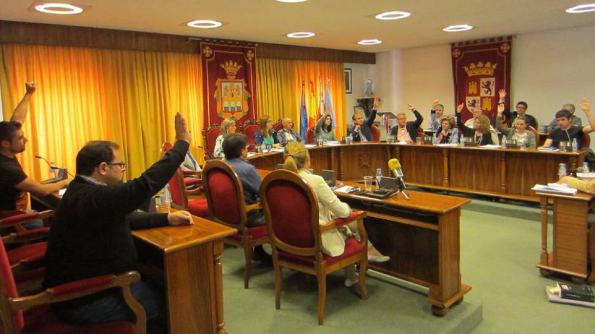 Momento en el que vota la oposición la moción.-ECB