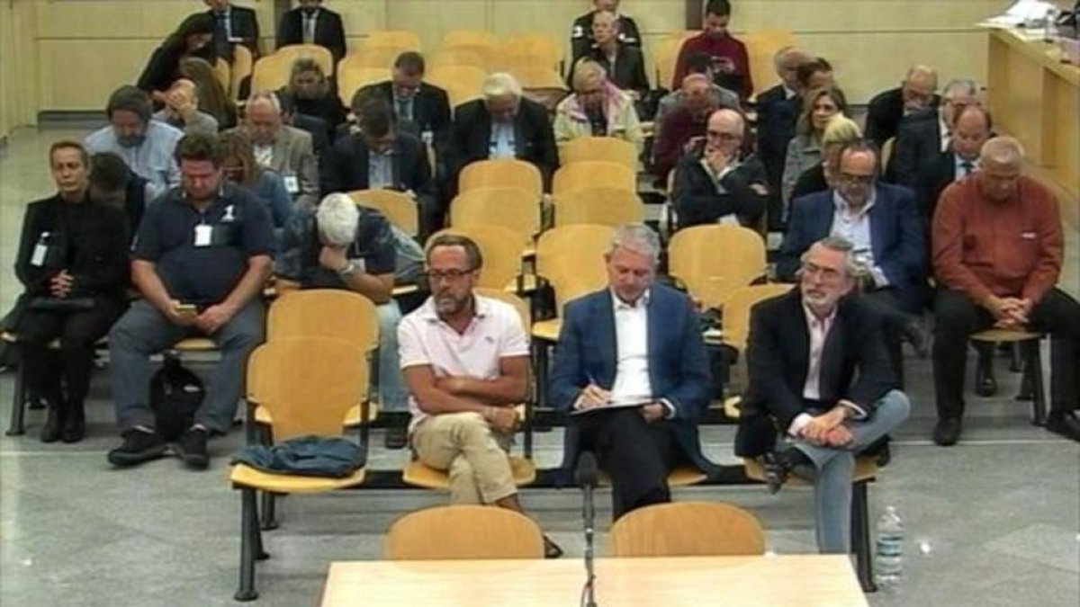 En primera fila, de izquierda a derecha, Álvaro Pérez Alonso, el Bigotes, Pablo Crespo y Francisco Correa, ayer.-EFE