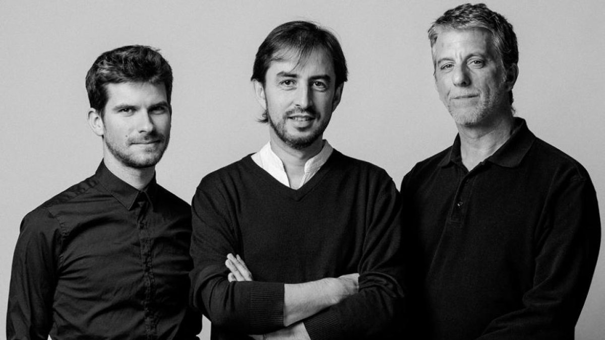 Gonzalo del Val, flanqueado por el pianista Marco Mezquida (i.) y el contrabajo David Mengual.-Carlos Pericás