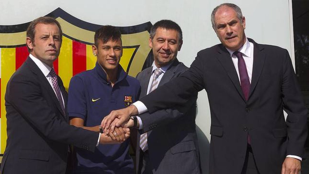 Rosell, Neymar, Bartomeu y Zubizarreta, el 3 de junio del 2013, día de la presentación del brasileño como jugador del Barça.-Foto: JOAN MONFORT