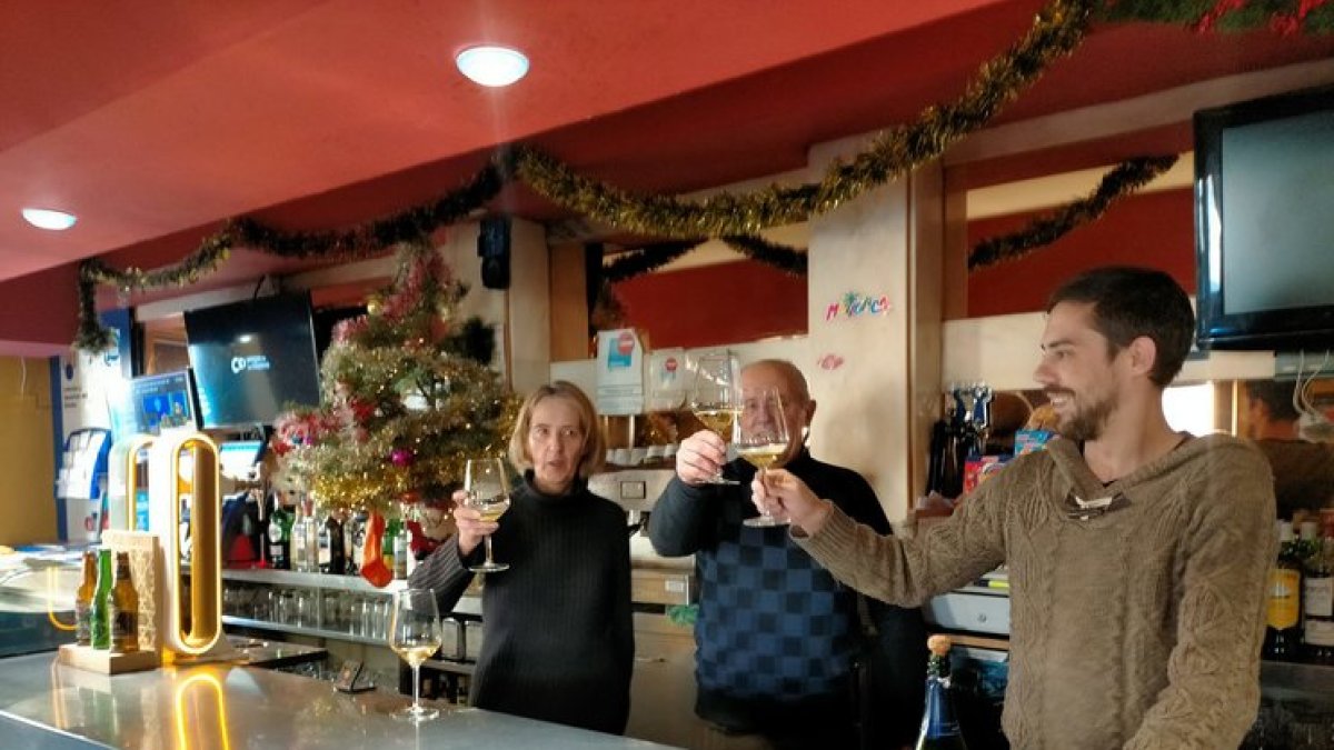 Lamberto Hernández brinda con la familia tras repartir 40.000 euros de la Lotería de Navidad en Duruelo de la Sierra, Soria. RAQUEL FERNÁNDEZ