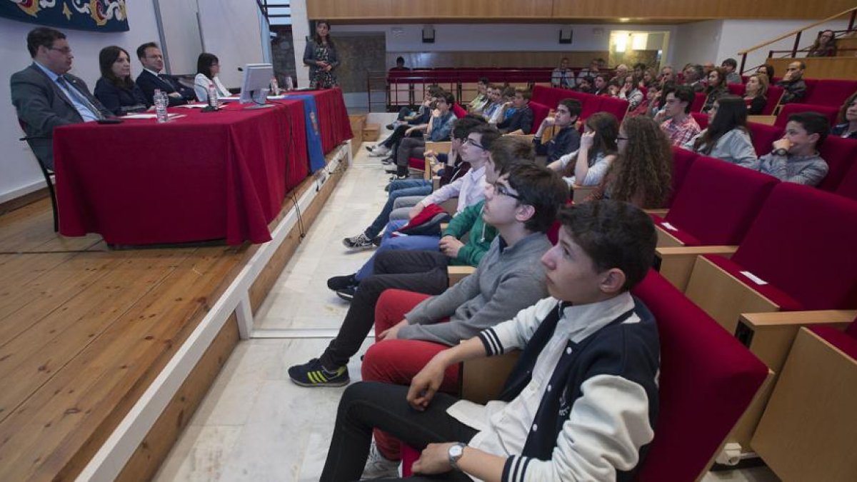 Momento de la conferencia de María Pe Pereira antes de la entrega de diplomas.-RAÚL G. OCHOA