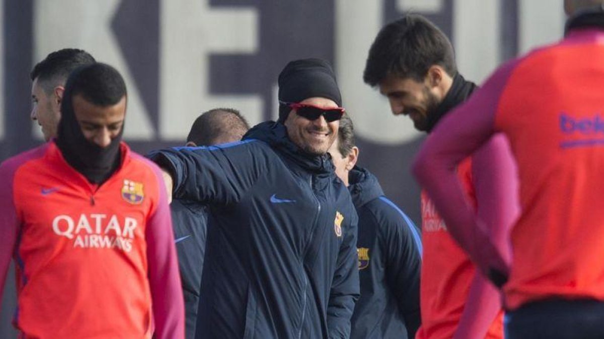 Luis Enrique, entre Rafinha y André Gomes.-JORDI COTRINA