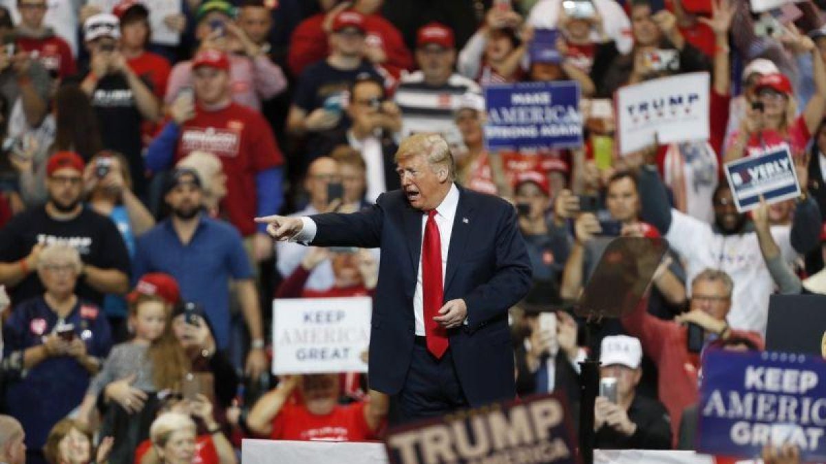 El presidente de los Estados Unidos Donald J Trump habla ante seguidores durante un acto de campana. Los estadounidenses iran a elecciones este 6 de noviembre para elegir senadores representantes y gobernadores-DAVID MAXWELL (EFE)