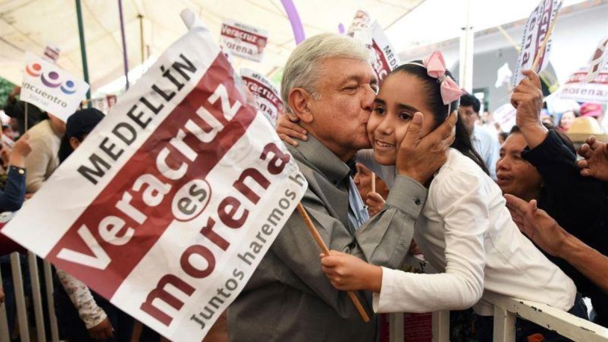 El candidato del partido Morena a las presidenciales de México, Andrés Manuel López Obrador, en un acto político en la localidad de Medellín, a las afueras de la ciudad de Veracruz.-REUTERS
