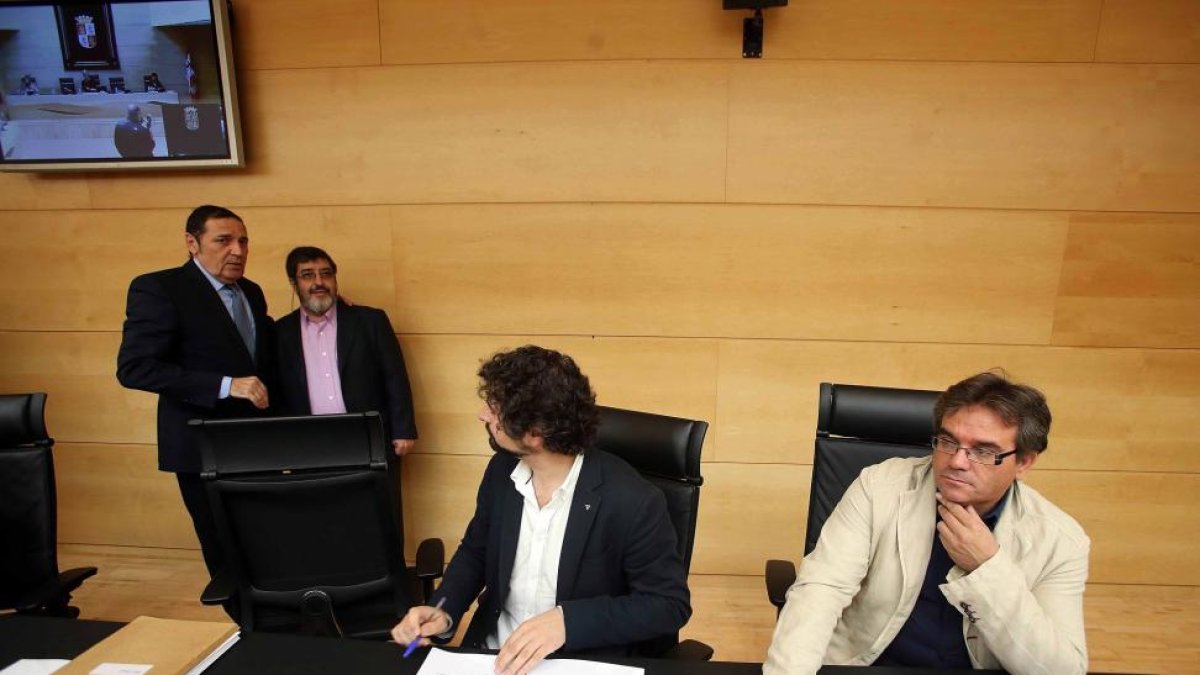 El consejero de Sanidad, Antonio Sáez, saluda a José Sarrión de Izquierda Unida antes de comparecer en la Comisión de Economía y Hacienda de las Cortes para explicar las cuentas de su departamento para 2016-Ical