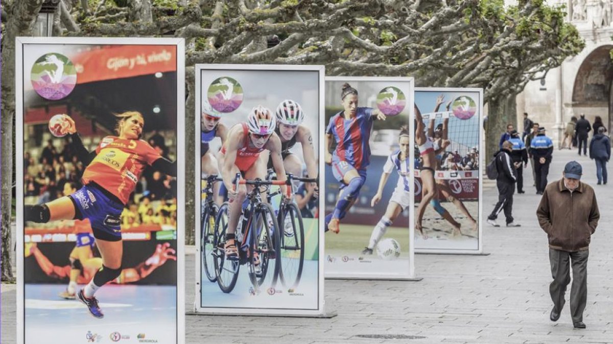 Varios paneles instalados en el Espolón promocionan el deporte femenino.-R. ORDÓÑEZ / ICAL