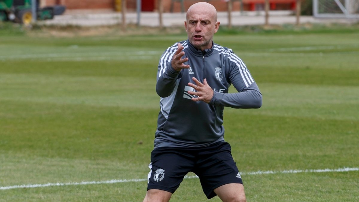 Julián Calero da instrucciones a sus jugadores. SANTI OTERO