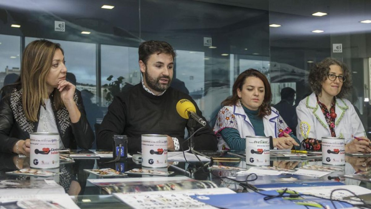 Carolina Blasco, David Ruiz y las integrantes de Terapiclowns Alicia Barrasa y Ana Molina.-SANTI OTERO