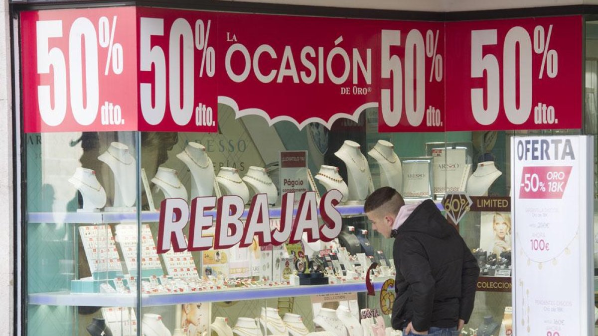 La mayoría de los comercios ya han comenzado con descuentos de el 50% para el primer día de rebajas de enero.-ISRAEL L. MURILLO