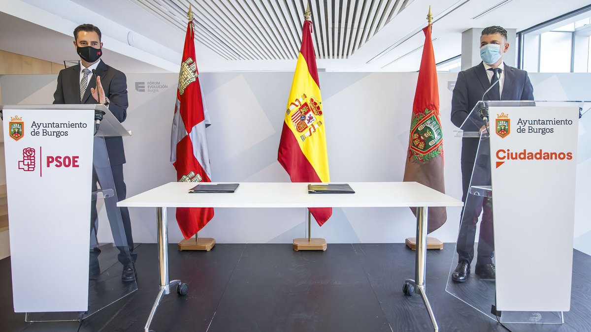 El alcalde, Daniel de l Rosa, y el vicealcalde, Vicente Marañón, el día de la firma del acuerdo para formalizar el bipartito. SANTI OTERO
