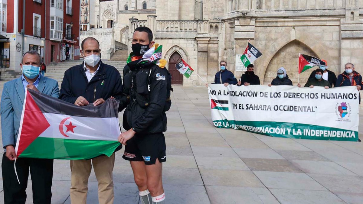 Joseba Alzueta, en primera línea (tercero por la derecha), a su llegada a Burgos mientras hace el Camino de Santiago por el pueblo saharaui. RAÚL G. OCHOA
