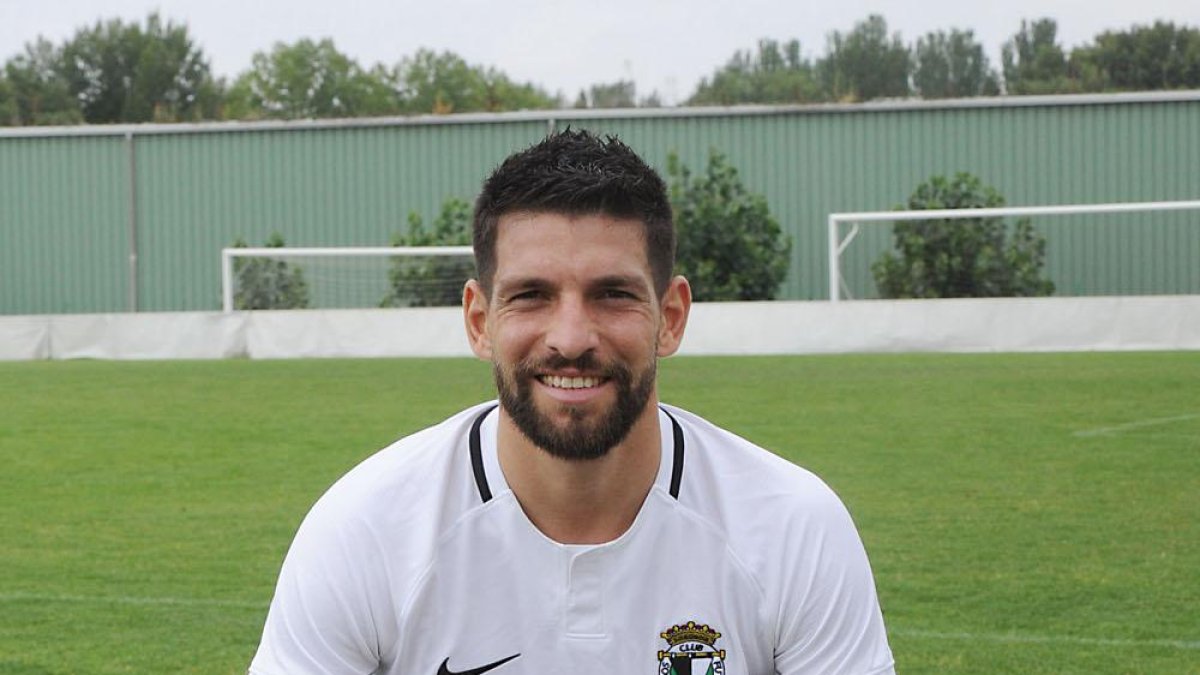Rojano posa con la camiseta del Burgos tras el entrenamiento-I. L. Murillo