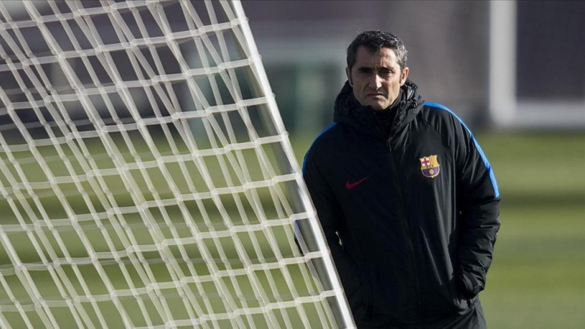 Valverde, pensativo, durante el último entrenamiento del Barça antes del clásico con el Madrid-JORDI COTRINA