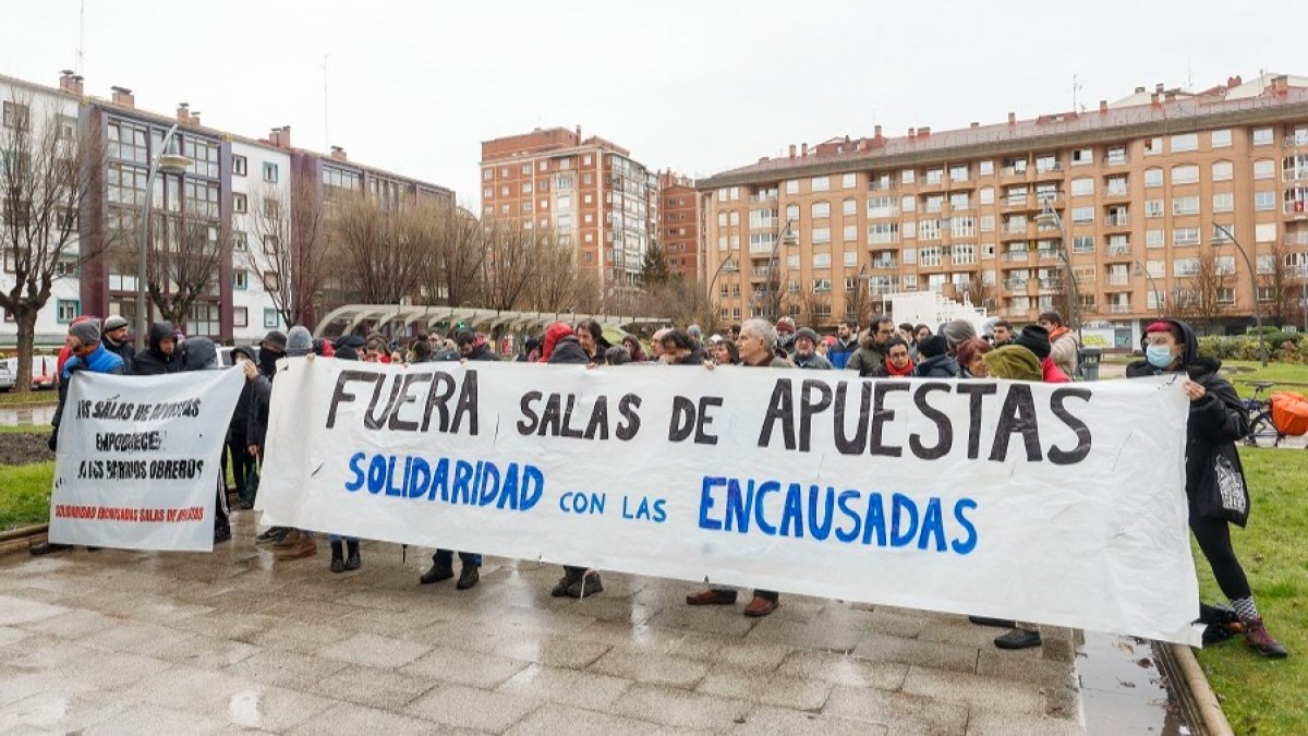 Concentración de apoyo a los cinco encausados por protestar frente a un casino de Gamonal. SANTI OTERO