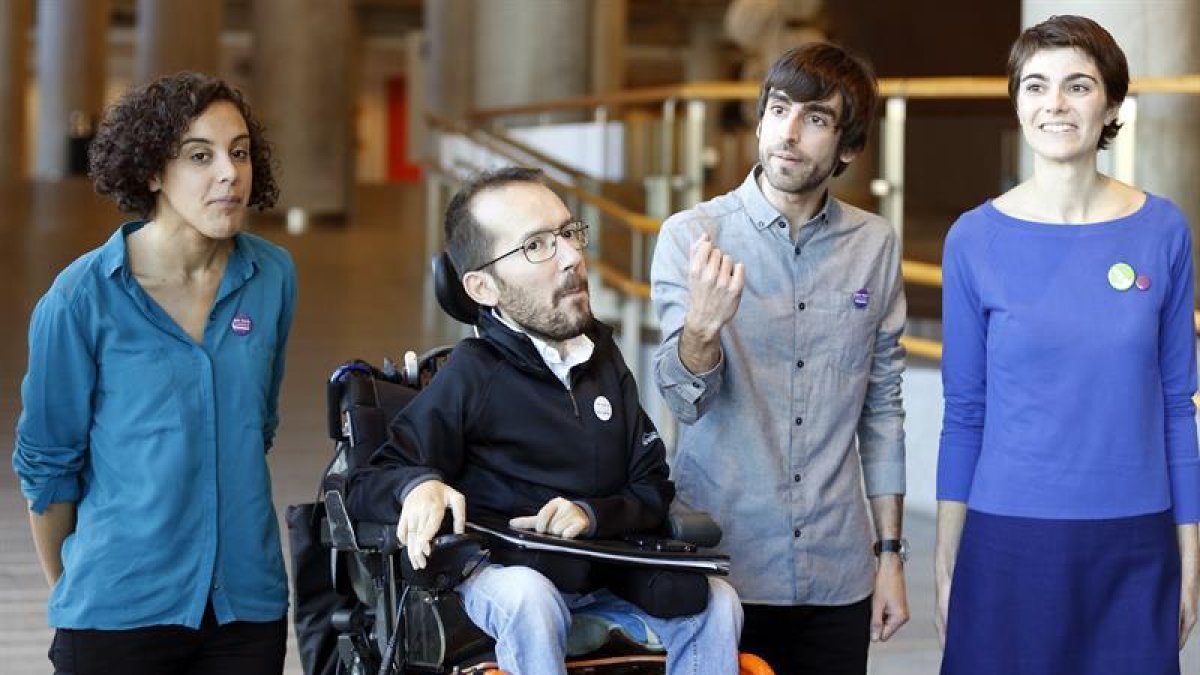 El diputado de las Cortes de Aragón Pablo Echenique, junto a los candidatos al Congreso de esa formación por Bizkaia, Eduardo Maura (2d); Gipuzkoa, Nagua Alba (i) y la segunda candidata por Bizkaia, Rosa Martínez, en un acto de campaña en Bilbao.-EFE/LUIS TEJIDO