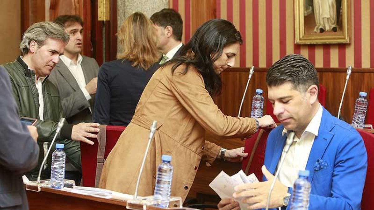 Los concejales de Ciudadanos llegan a un Pleno municipal.-RAÚL G. OCHOA