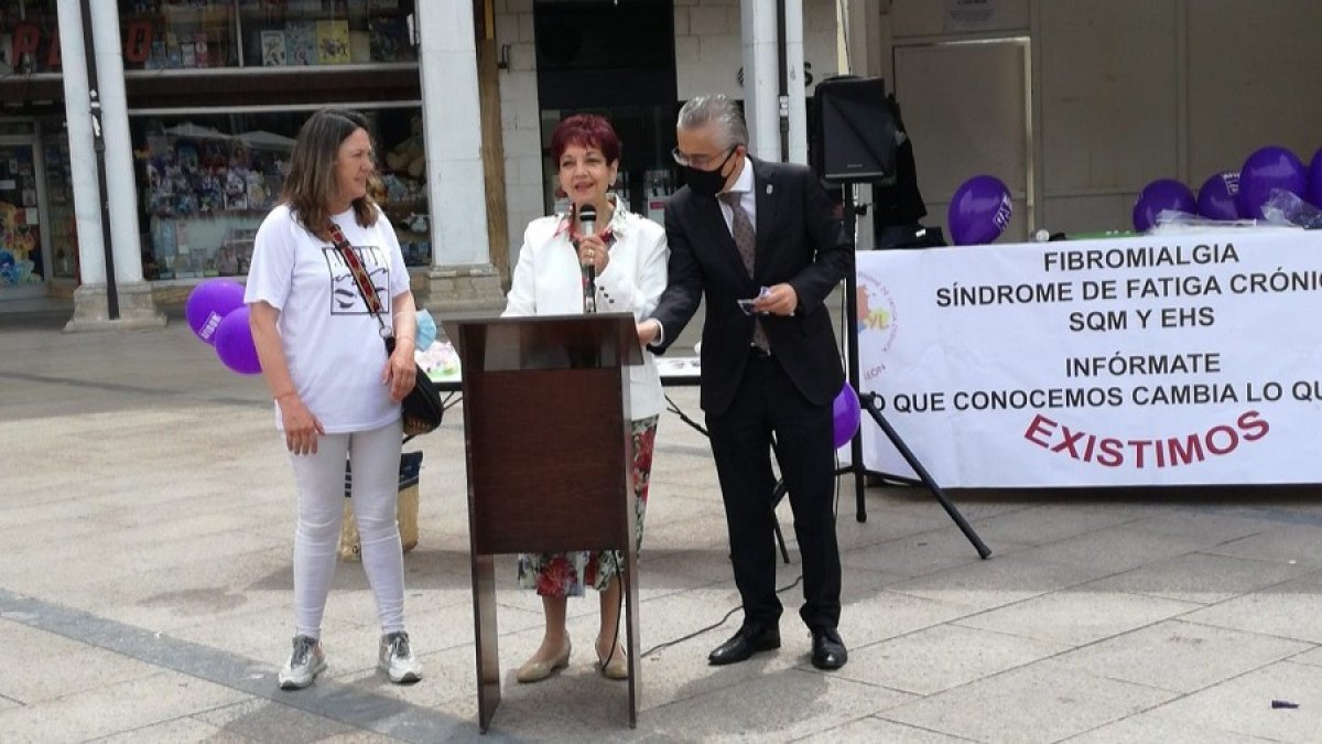 Concentración de la Asociación de Fibromialgia y Astenia Crónica Burgalesa (Afibur) en la Plaza Mayor. ECB