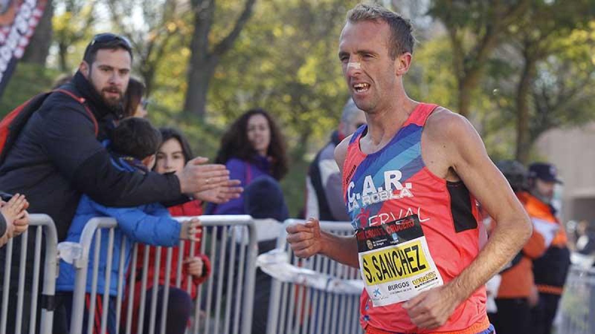 SergioSánchez acelera el paso durante una de las ascensiones del recorrido, ayer, en el barrio de El Crucero.-SANTI OTERO