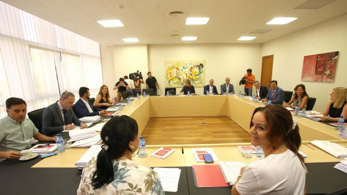La presidenta de las Cortes, Silvia Clemente, preside la reunión de la Junta de Portavoces.-ICAL