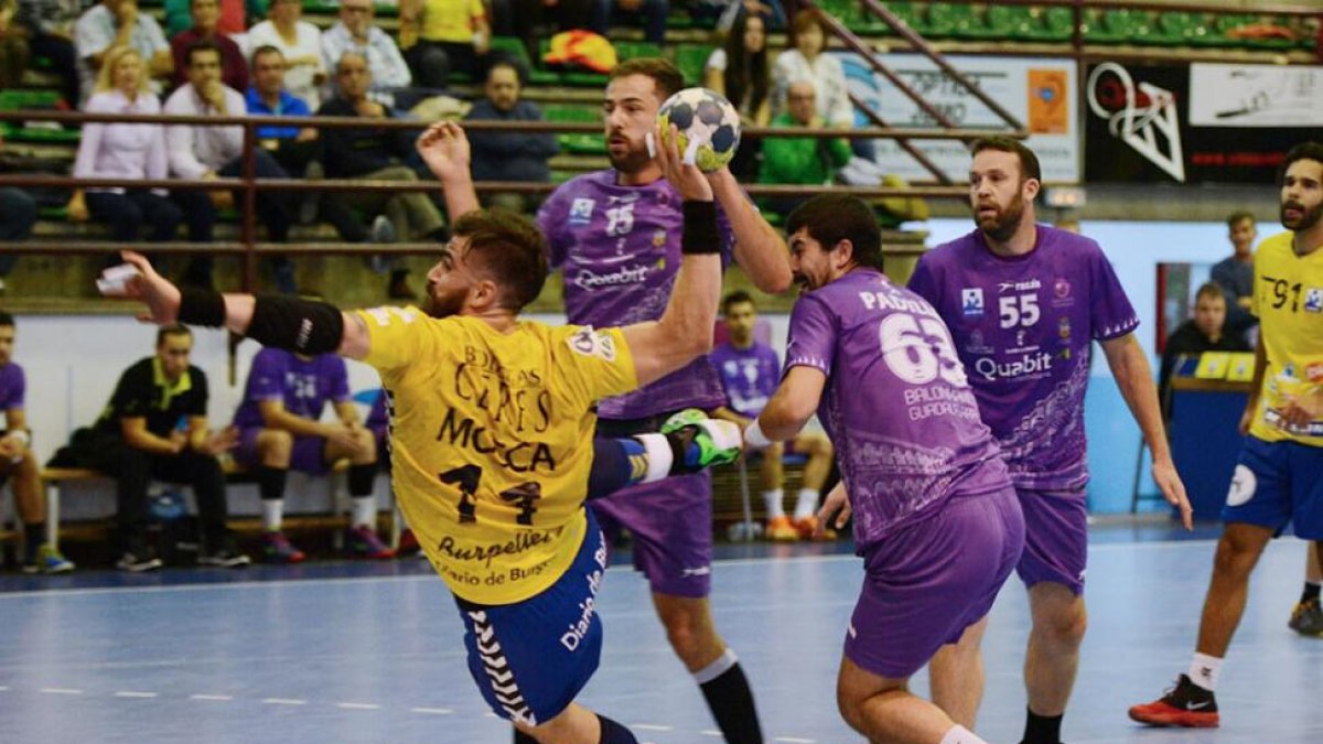 Moscariello arma el lanzamiento en el partido disputado ayer.-ALBERTO CALVO
