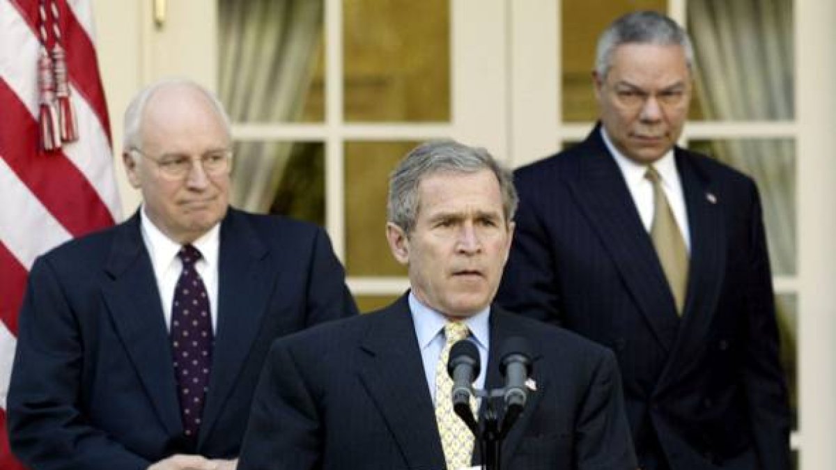 George Bush, flanqueado por el entonces vicepresidente Dick Cheney (izquierda) y el secretario de Estado Colin Powell, en marzo del 2002.-Foto: REUTERS / KEVIN LAMARQUE