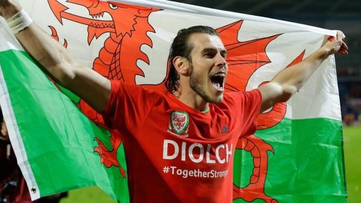 Bale celebra la clasificación de Gales para la Eurocopa.-MATT DUNHAM / AP