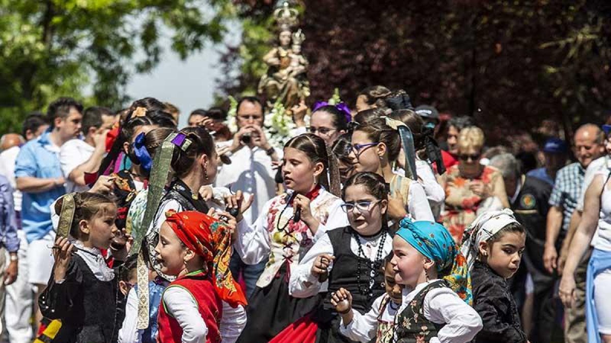 Grupos de danzas acompañaron la subida de la Virgen.-SANTI OTERO