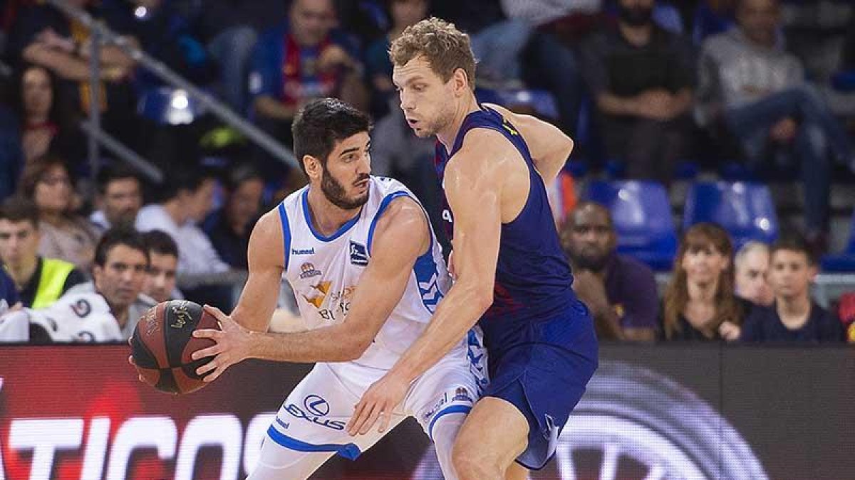 Barrera protege el balón ante la defensa del jugador del Barcelona Jaka Blazic.-ACB PHOTO