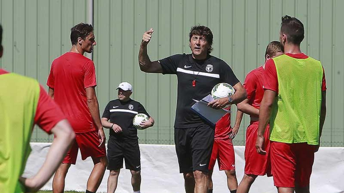 Patxi Salinas da instrucciones a sus jugadores durante su primera sesión de entrenamiento.-RAÚL G. OCHOA