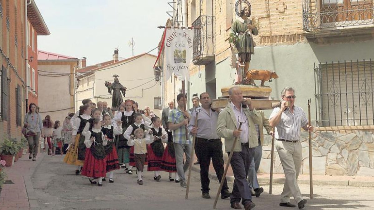 La procesión del santo patrono acompañado de San Isidro marca el día grande de las fiestas locales.-G. González