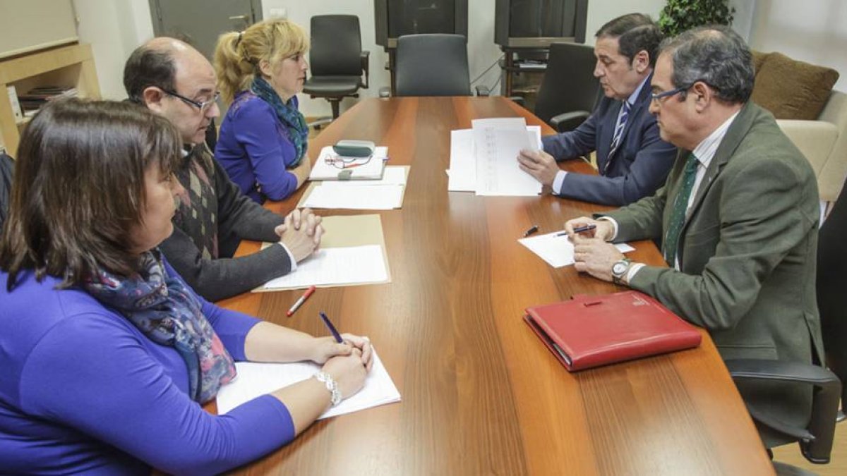 Antonio María Sáez Aguado durante la reunión con el comité de empresa del hospital San Juan de Dios.-SANTI OTERO