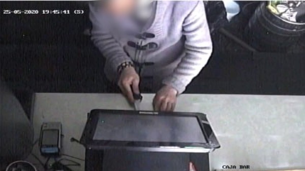 El detenido, en uno de sus asaltos en Miranda. POLICÍA NACIONAL