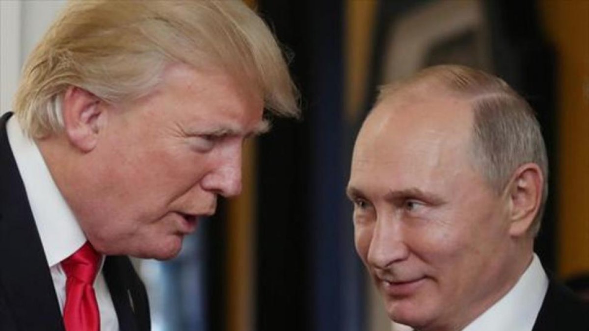 Donald Trump (izquierda) y Vladímir Putin, en una cumbre celebrada en Danang (Vietnam) el año pasado.-MIKHAIL KLIMENTYEV
