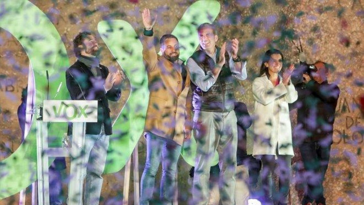 Santiago Abascal, entre otros dirigentes de Vox.-RICARDO RUBIO (EUROPA PRESS)
