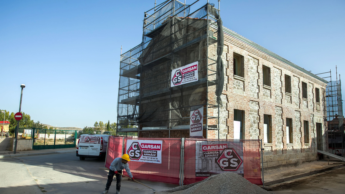 Exterior del edificio de Villagonzalo-Arenas, que acogerá el remodelado centro municipal. TOMÁS ALONSO