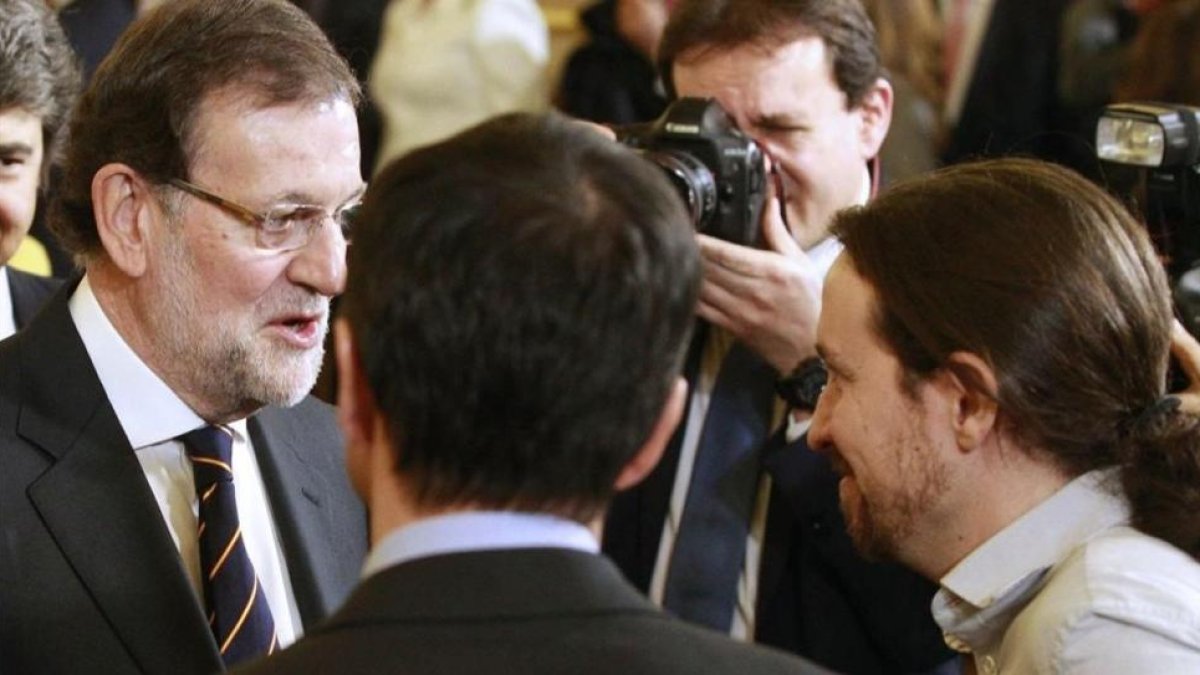 Pablo Iglesias conversa con Mariano Rajoy en el Congreso el 6-D de 2015.-EFE