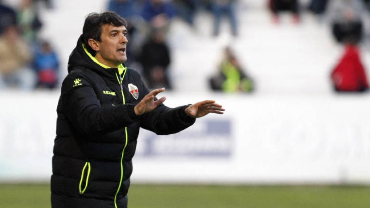 José Rojo Martin ‘Pacheta’ da instrucciones a sus jugadores en un encuentro liguero con el Elche CF. ECB