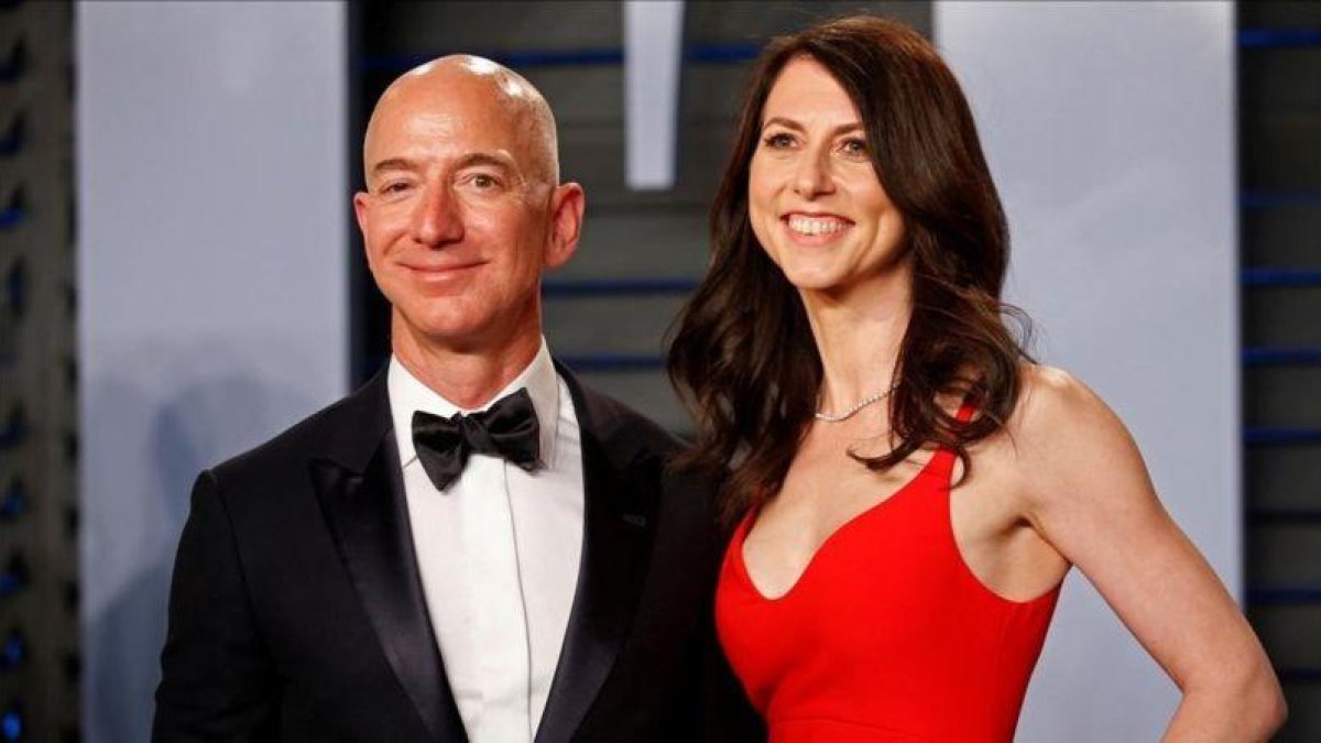De izquierda a derecha, Patrik Whitesell, su esposa Lauren Sanchez y el multimillonario Jeff Bezos.-GETTY