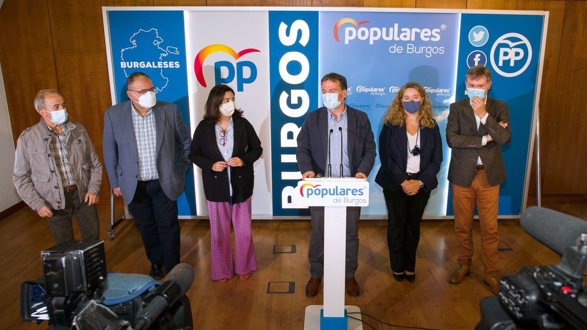 Borja Suárez comparece junto a diputados y senadores. TOMÁS ALONSO